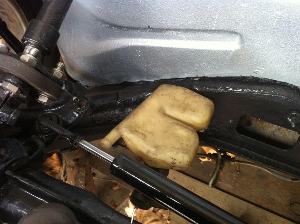 Bus brake fluid reservior